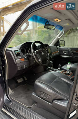 Внедорожник / Кроссовер Mitsubishi Pajero Wagon 2009 в 