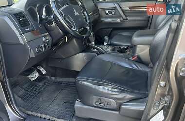 Внедорожник / Кроссовер Mitsubishi Pajero Wagon 2013 в 