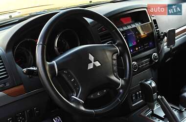 Внедорожник / Кроссовер Mitsubishi Pajero Wagon 2011 в 