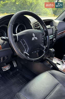 Внедорожник / Кроссовер Mitsubishi Pajero Wagon 2012 в 