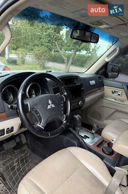 Внедорожник / Кроссовер Mitsubishi Pajero Wagon 2007 в 