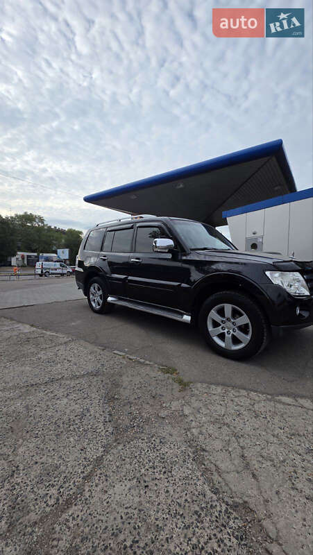Внедорожник / Кроссовер Mitsubishi Pajero Wagon 2009 в 