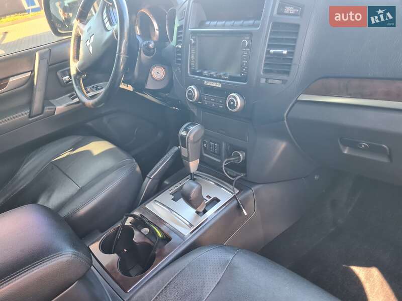 Внедорожник / Кроссовер Mitsubishi Pajero Wagon 2014 в Ирпене