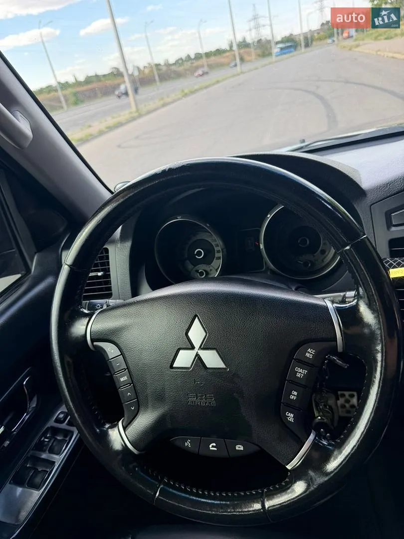 2011 Mitsubishi Pajero - мініатюра 22
