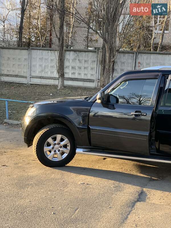 Внедорожник / Кроссовер Mitsubishi Pajero 2010 в Киеве