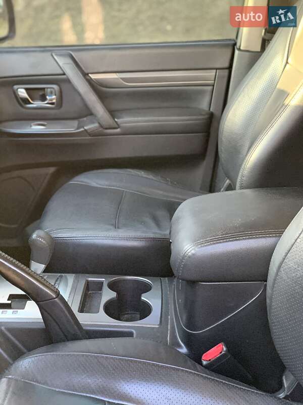 Внедорожник / Кроссовер Mitsubishi Pajero 2010 в Киеве