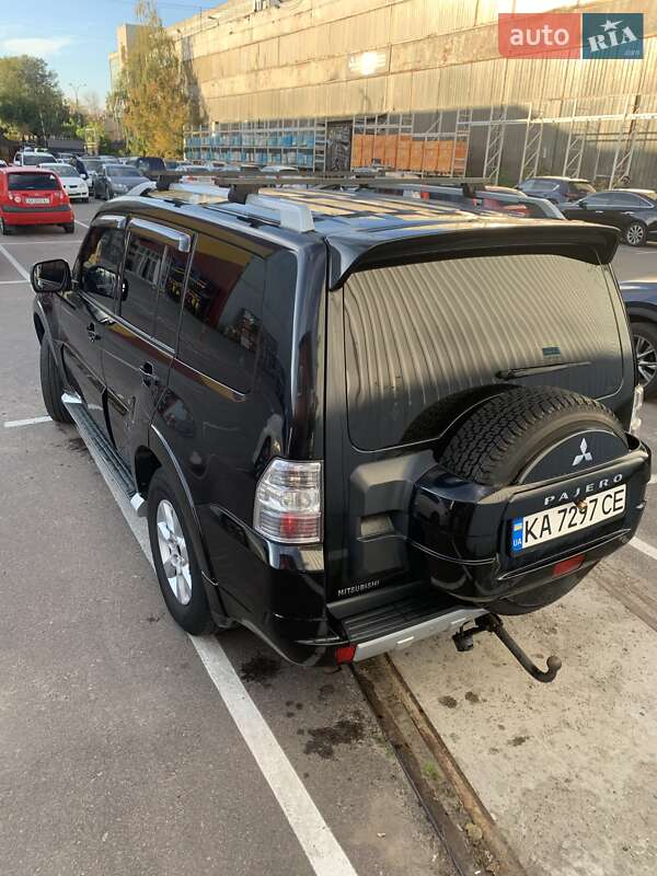 Внедорожник / Кроссовер Mitsubishi Pajero 2010 в Киеве