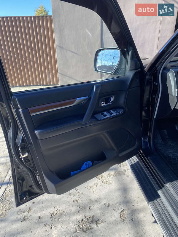 Внедорожник / Кроссовер Mitsubishi Pajero 2008 в Остроге