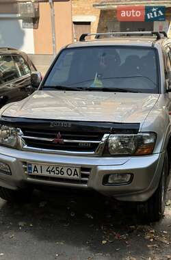 Внедорожник / Кроссовер Mitsubishi Pajero 2000 в 