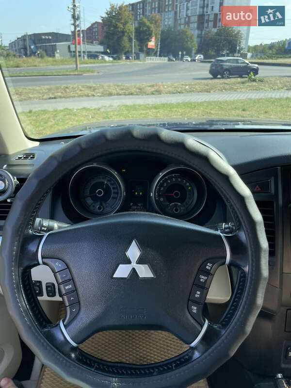 Внедорожник / Кроссовер Mitsubishi Pajero 2007 в Вараше