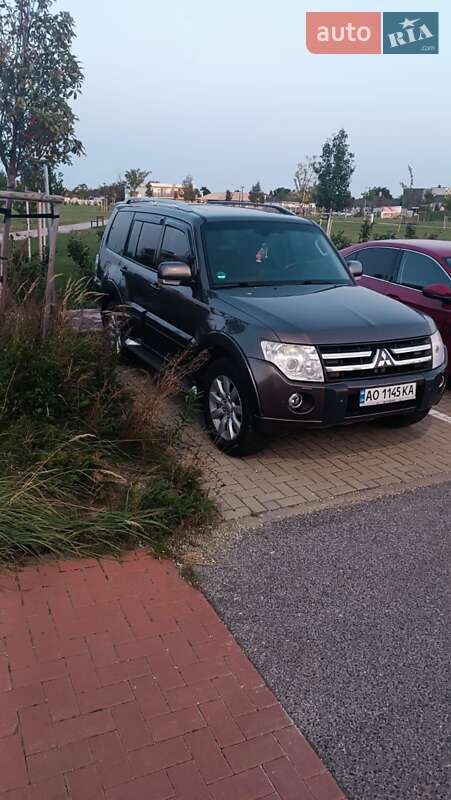 Внедорожник / Кроссовер Mitsubishi Pajero 2010 в Ужгороде