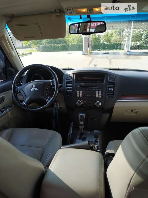 Внедорожник / Кроссовер Mitsubishi Pajero 2007 в Нововолынске