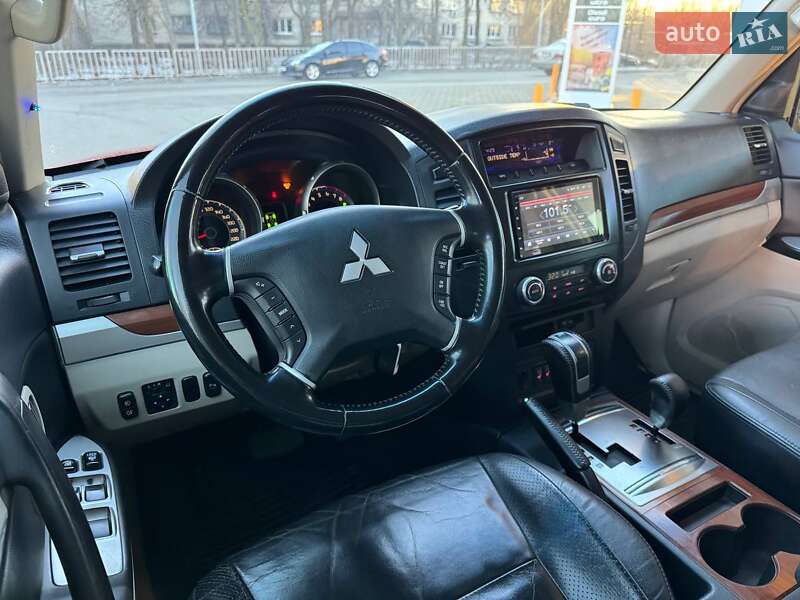 Внедорожник / Кроссовер Mitsubishi Pajero 2007 в Ружине