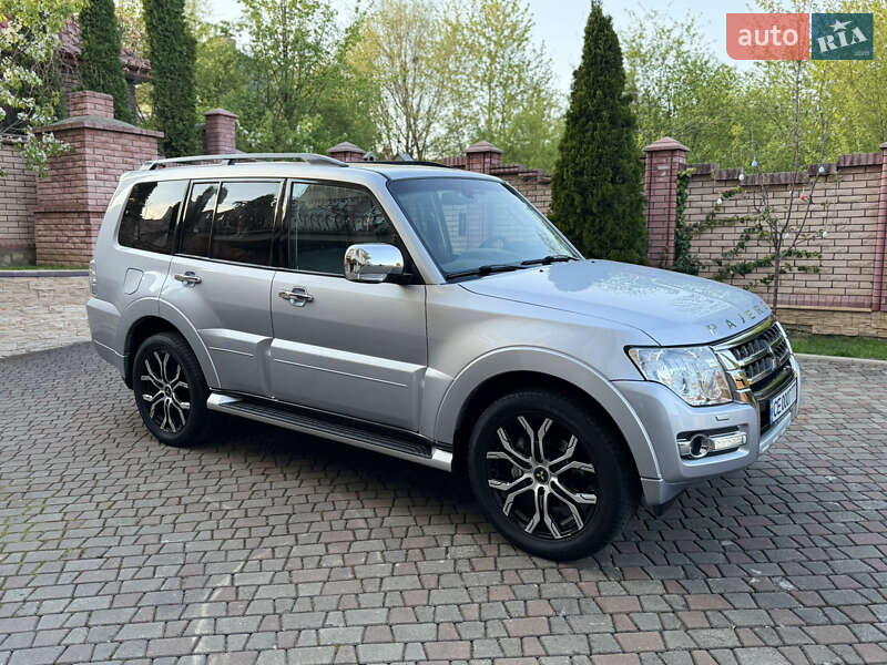 Внедорожник / Кроссовер Mitsubishi Pajero 2017 в Черновцах