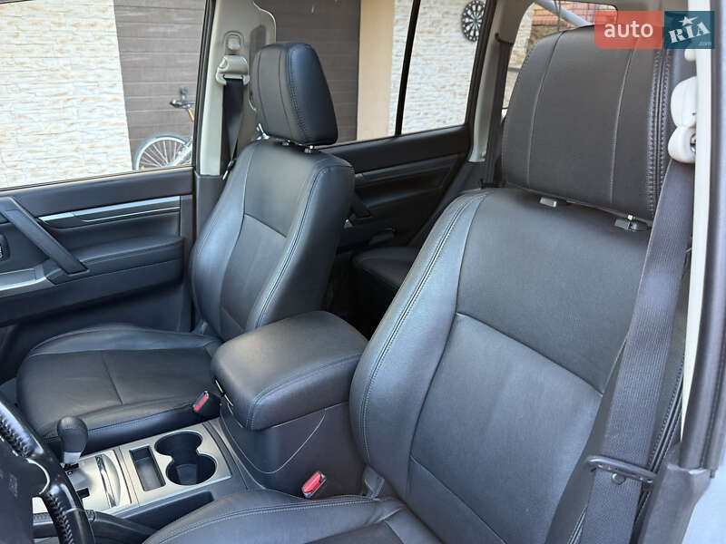 Внедорожник / Кроссовер Mitsubishi Pajero 2017 в Черновцах