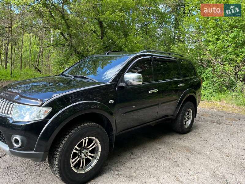 Внедорожник / Кроссовер Mitsubishi Pajero 2013 в Краснограде