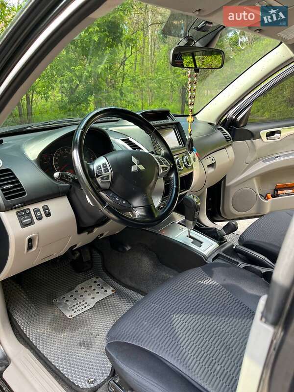 Внедорожник / Кроссовер Mitsubishi Pajero 2013 в Краснограде