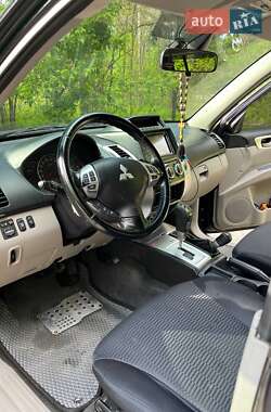 Внедорожник / Кроссовер Mitsubishi Pajero 2013 в 