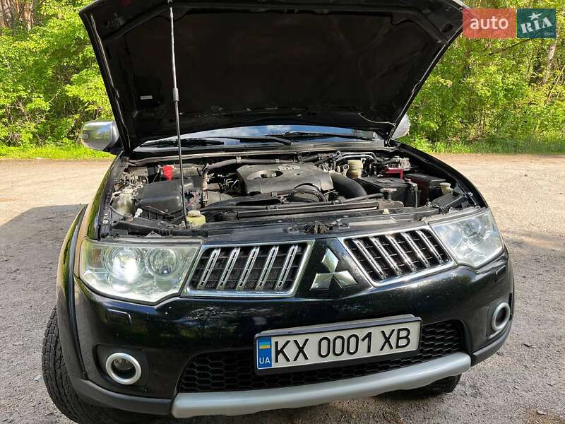 Внедорожник / Кроссовер Mitsubishi Pajero 2013 в Краснограде