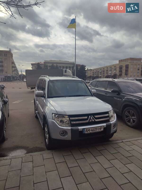 Внедорожник / Кроссовер Mitsubishi Pajero 2007 в Краматорске