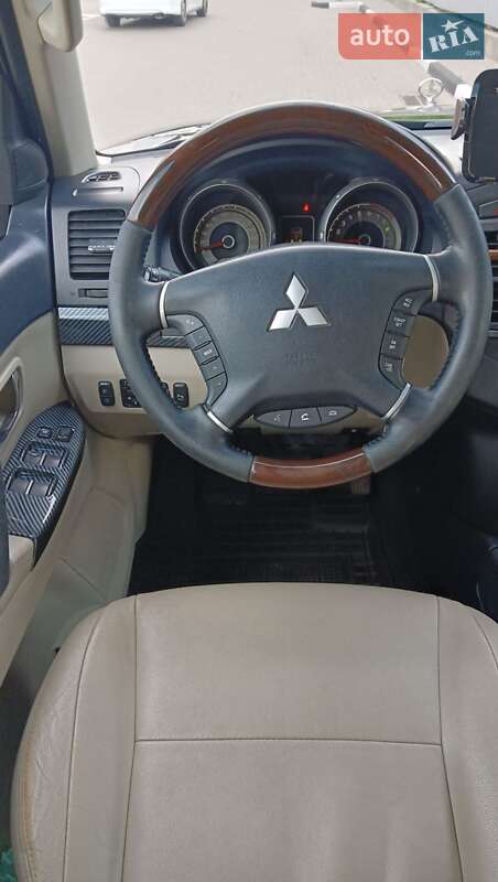 Внедорожник / Кроссовер Mitsubishi Pajero 2011 в Киеве