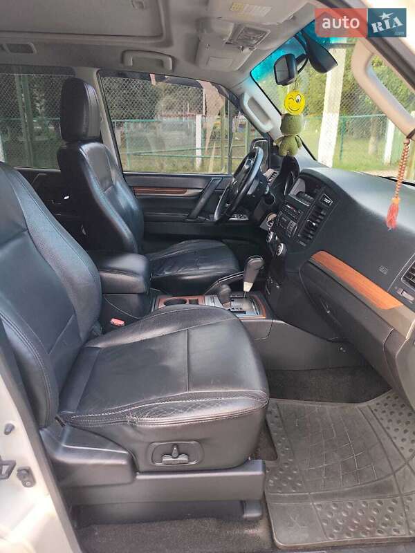 Внедорожник / Кроссовер Mitsubishi Pajero 2010 в Харькове