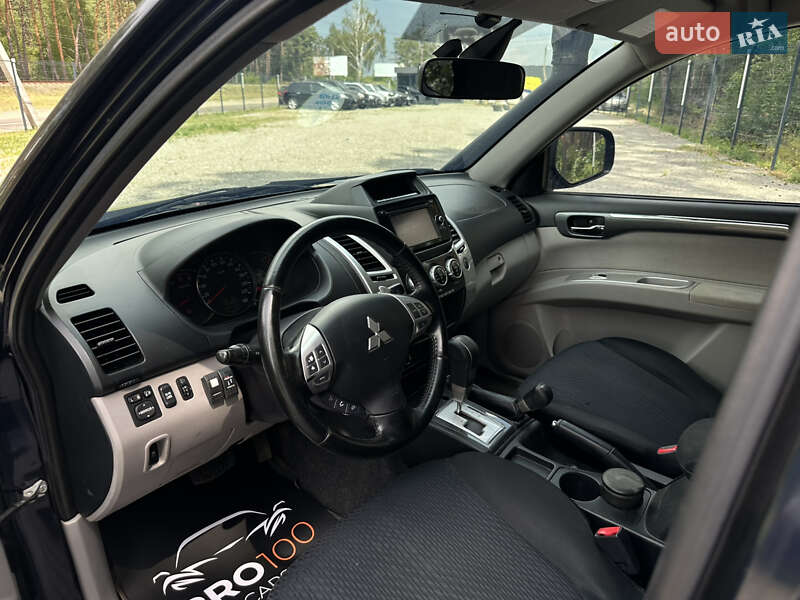 Внедорожник / Кроссовер Mitsubishi Pajero 2013 в Гостомеле