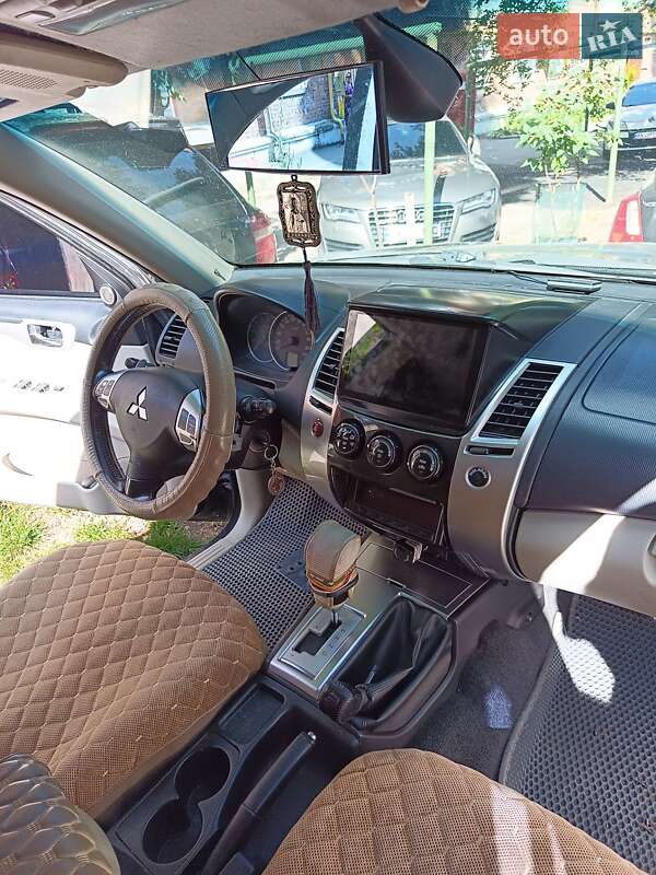 Внедорожник / Кроссовер Mitsubishi Pajero 2010 в Хмельницком