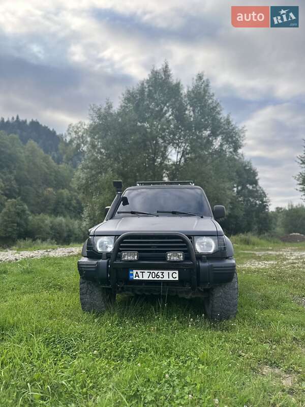 Внедорожник / Кроссовер Mitsubishi Pajero 1993 в Микуличине
