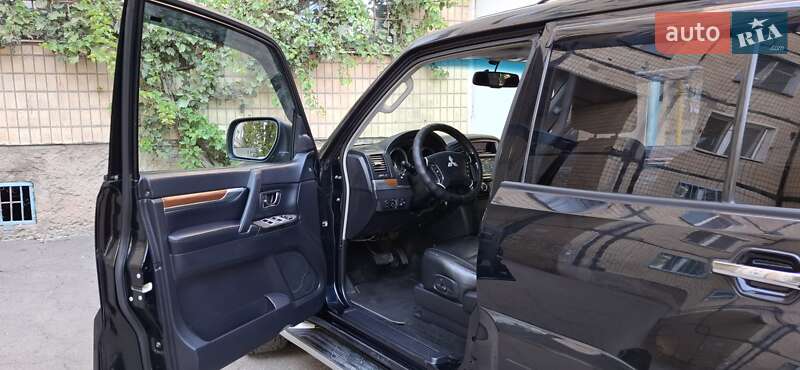 Внедорожник / Кроссовер Mitsubishi Pajero 2009 в Кривом Роге