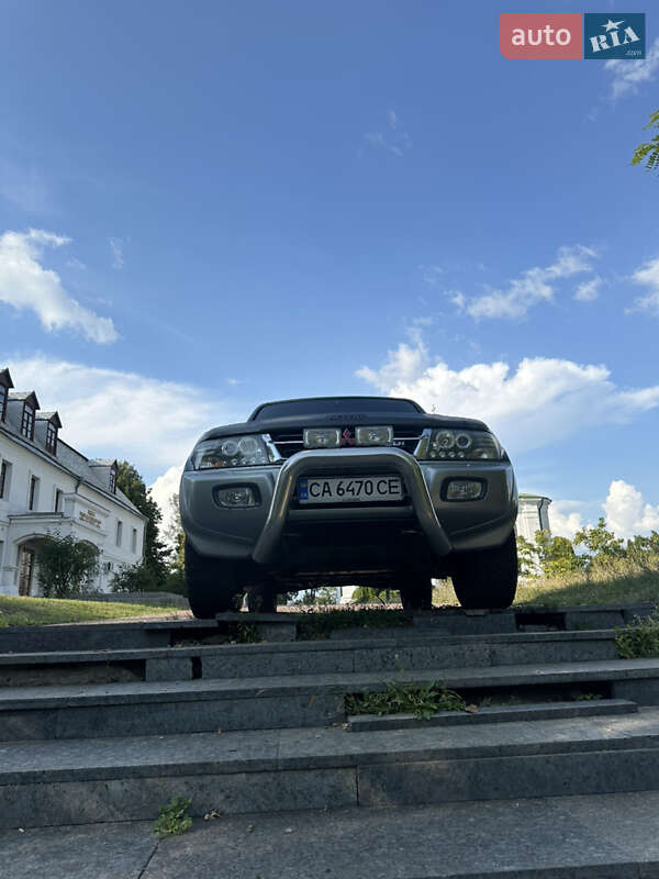 Внедорожник / Кроссовер Mitsubishi Pajero 2000 в Каневе