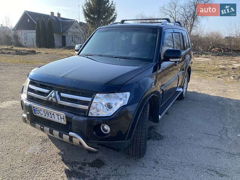 Внедорожник / Кроссовер Mitsubishi Pajero 2007 в Новояворовске