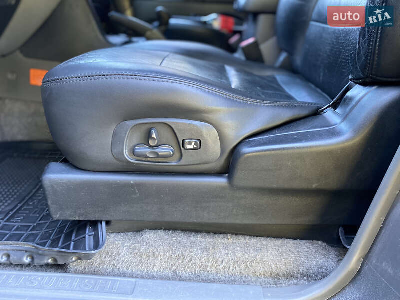 Внедорожник / Кроссовер Mitsubishi Pajero 2002 в Дубно фото 12 Внедорожник / Кроссовер Mitsubishi Pajero 2002 в Дубно