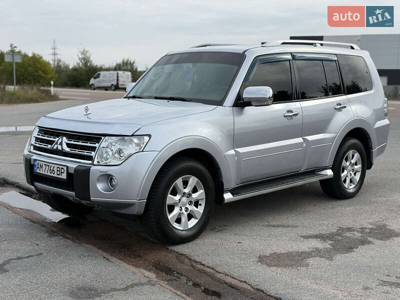 Внедорожник / Кроссовер Mitsubishi Pajero 2010 в 