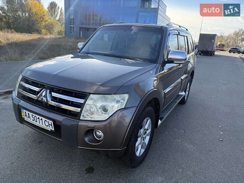 Внедорожник / Кроссовер Mitsubishi Pajero 2010 в Киеве