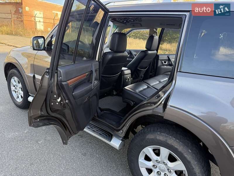 Внедорожник / Кроссовер Mitsubishi Pajero 2010 в Киеве