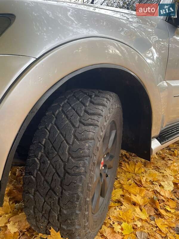 Внедорожник / Кроссовер Mitsubishi Pajero 2010 в Шостке