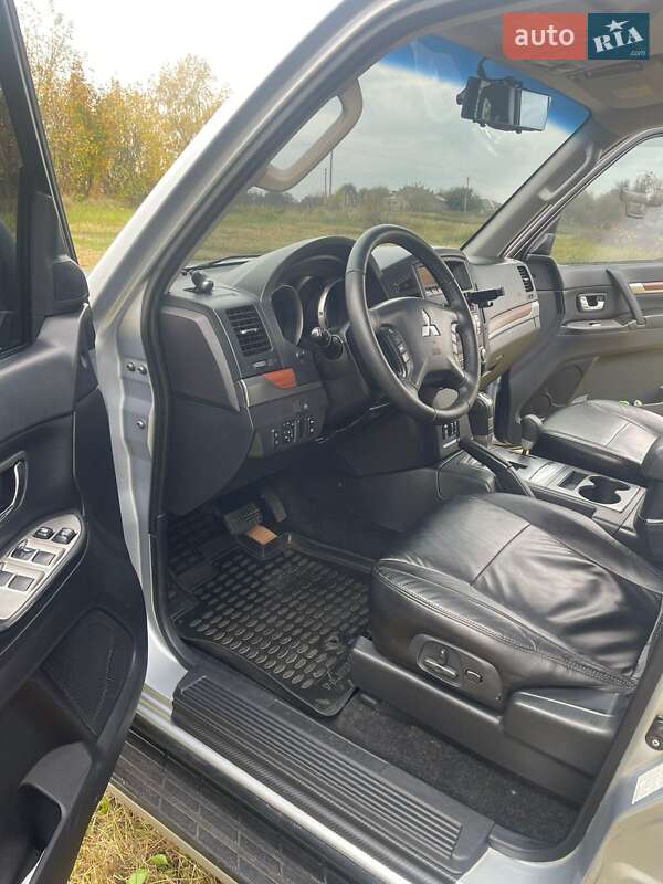 Внедорожник / Кроссовер Mitsubishi Pajero 2010 в Шостке