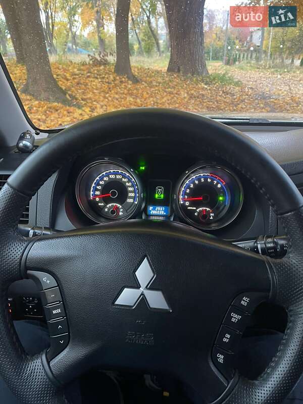 Внедорожник / Кроссовер Mitsubishi Pajero 2010 в Шостке