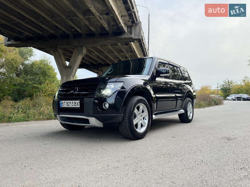 Позашляховик / Кросовер Mitsubishi Pajero 2008 в  фото Позашляховик / Кросовер Mitsubishi Pajero 2008 в