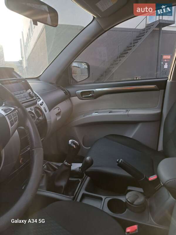Позашляховик / Кросовер Mitsubishi Pajero 2013 в Чернівцях фото 10 Позашляховик / Кросовер Mitsubishi Pajero 2013 в Чернівцях