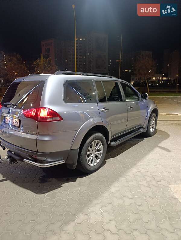 Позашляховик / Кросовер Mitsubishi Pajero 2013 в Києві