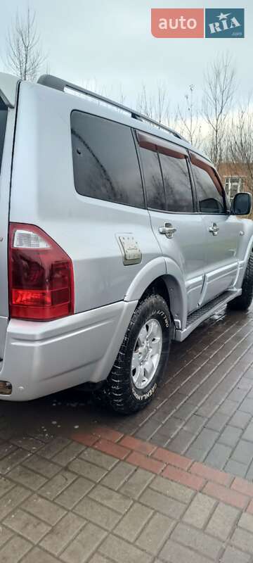 Внедорожник / Кроссовер Mitsubishi Pajero 2005 в Нововолынске