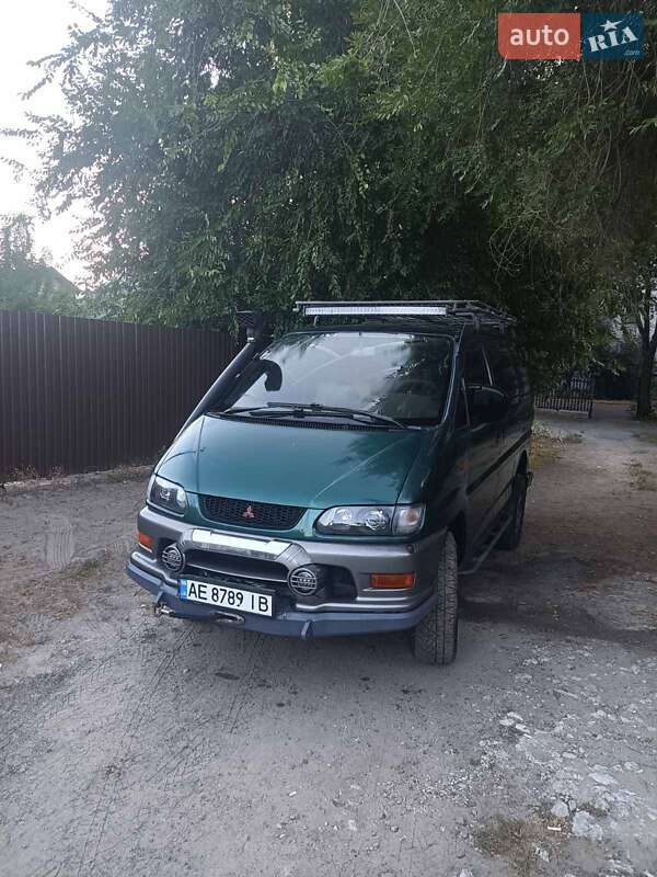 Минивэн Mitsubishi Space Gear 2001 в 