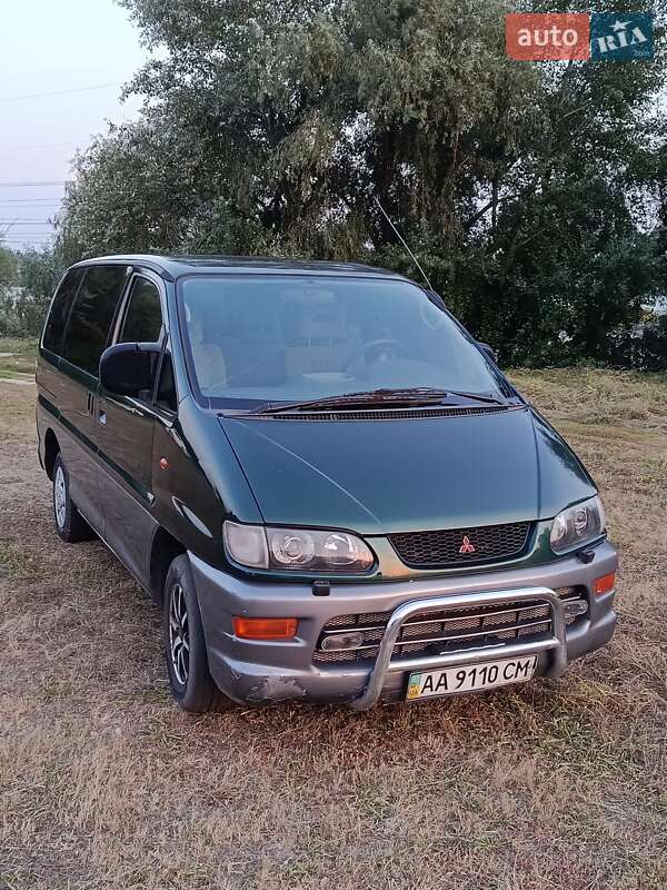 Минивэн Mitsubishi Space Gear 1999 в 