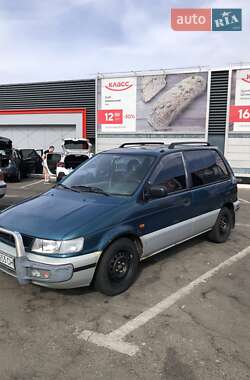 Минивэн Mitsubishi Space Runner 1996 в 