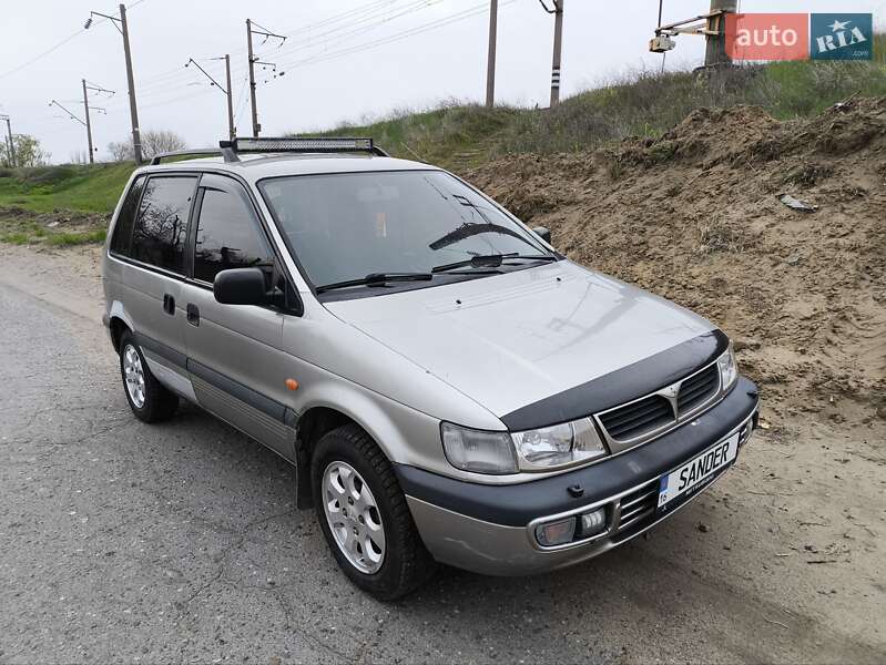Минивэн Mitsubishi Space Runner 1992 в 