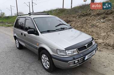 Минивэн Mitsubishi Space Runner 1992 в 