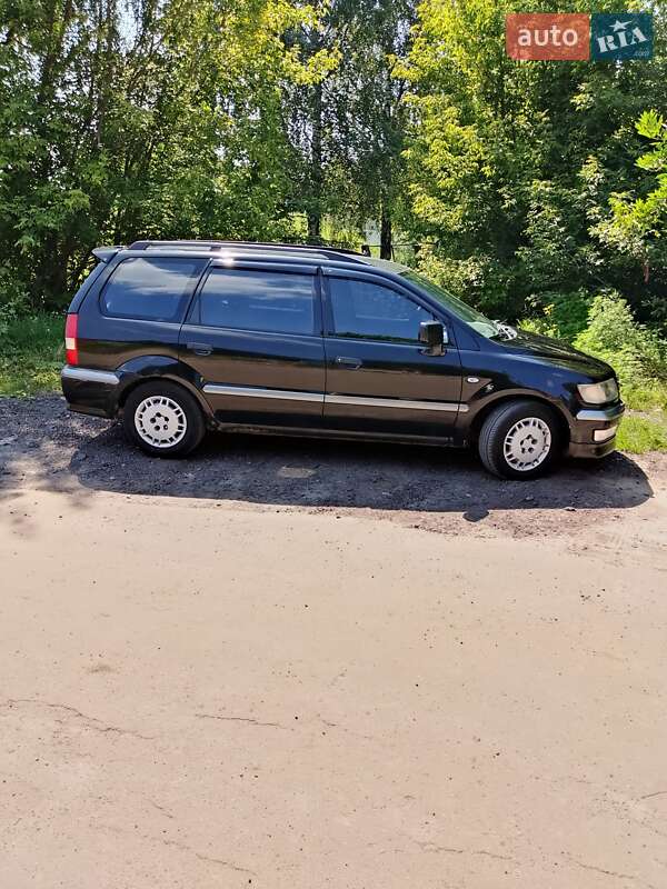 Минивэн Mitsubishi Space Wagon 2002 в 