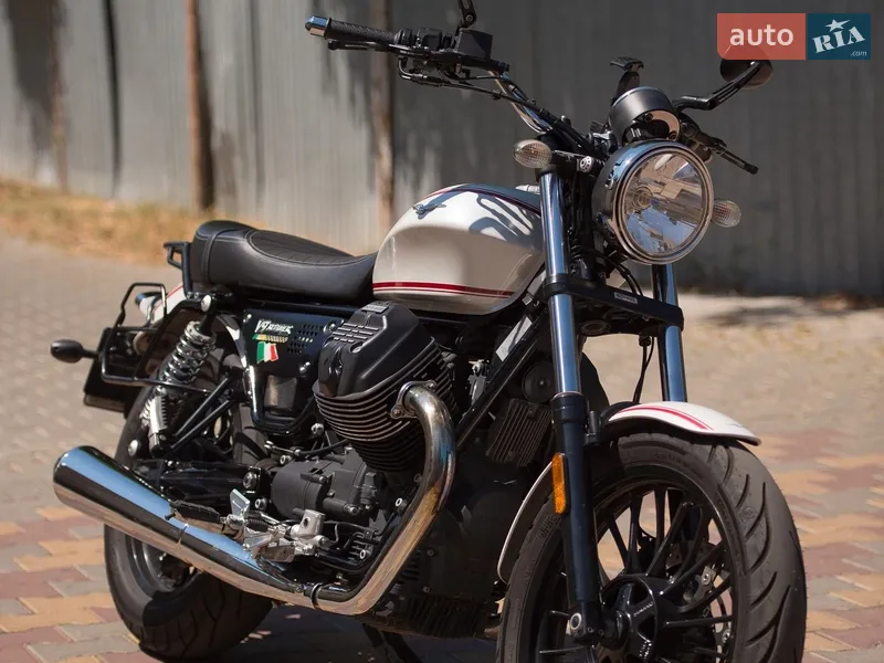 Moto Guzzi V9 2021